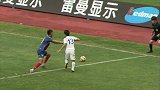 赛场出现争议一幕 延边队员禁区倒地裁判毫无表示