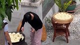 来自山东的邻居在蒸包子
