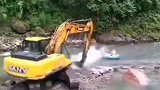激流勇进不够刺激，卖家请了一辆挖掘机来助阵，简直太好笑了哈哈