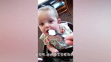 爸爸喂宝宝吃东西，接下来发生的画面，爸妈都快笑岔气了