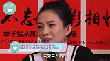 摇滚奶爸！章子怡晒汪峰背女儿海边游玩，醒醒脸蛋肉嘟嘟超可爱