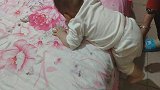 8个月小宝宝从床上摔下来2次后,突然领悟出新技能,爸妈笑喷了
