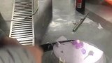 切冰淇淋蛋糕发现蛋糕无比坚硬