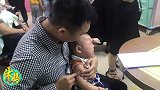 宝宝打预防针太搞笑！凶狠的眼神想要吃人，护士姐姐好怕怕