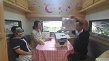 两个女孩房车内体验头部按摩仪，头盔里面的装置让男生都难以接受
