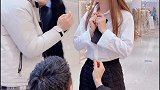 本想拍手叫好祝福有情人，没想到一看侧脸越拍越不对头