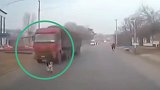 女子不满司机鸣笛逼停货车 “蛇行走位”下一秒被对面大车撞翻