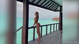 健身女神海边比基尼换装秀 魔鬼身材曲线毕露