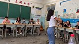 少数民族的毕业班会，有这么漂亮的班花，我也不至于天天逃学！