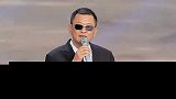 颁奖礼，他是第一个敢戴墨镜上台发言的人，周润发都流泪了