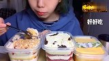 小美女吃盒子蛋糕，大口挖着吃，让人眼馋
