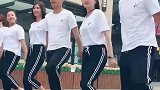 小哥哥和小姐姐们一起跳热舞，真的太精彩了，活力十足
