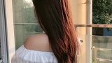 长发美女穿露肩装，白皙肌肤很有女人味