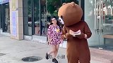 大姐，你怎么还用上脚了？
