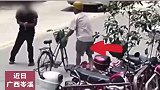 男子在道路持刀伤人，大叔用自行车与持刀男子对抗