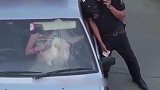 女子太彪悍了，连警察都不怕，监控拍下全过程！