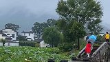 如果说徽州的天井承载着徽州女子的哀思，那烟雨朦胧中的马头墙，