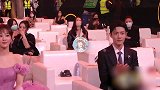肖战终于提到了杨紫的裙摆，绅士风度十足温柔范儿尽显