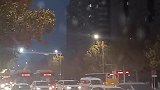 早晨的喀什，进入上班高峰期路灯依然亮起
