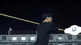 小伙夜色下练习棍法，操练起来后不见棍身，只见得满屏棍影