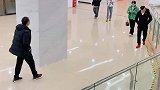 你爸爸沈范仁在超市门口等你！