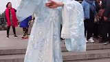 我又心动了，姑娘身后的大妈亮了