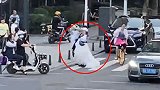 武汉新人斑马线上拍婚纱照 无视车流还摆出后仰动作