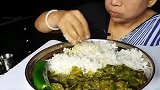 印度大妈午餐：大份白米饭配洋葱、辣椒、秋葵、咖喱，9分钟吃完
