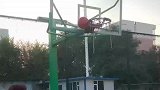 篮球卡在篮球架上，男子用拖鞋一扔没想