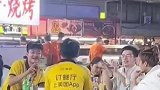 无声的世界也可以这么温馨，聋哑外卖小哥夜市聚会打手语交流甚欢