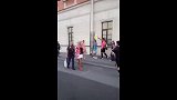 哥伦比亚球迷俄罗斯街头花式撩妹 金发美女最后差点跟着走