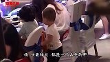 大叔，知道的你在这儿健身呢，不知道的还以为单杠漏电了呢