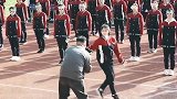 高中运动会开幕式，校服女生自信的舞姿，成为全场的焦点！