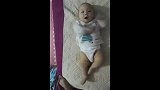 男宝宝逛商场，看见女宝宝的画像，接下来宝宝的反应太可爱了！