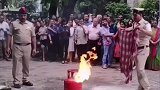 印度消防演习，这火看似灭了又好像没灭