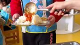 萌娃在幼儿园饭量惊人身材出众