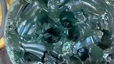 洗洁精遇上黄油不沾手，男子徒手将黄油抹在铁丝上