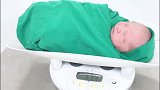 刚出生5分钟的婴儿被护士严密包裹，口吐白沫好可爱！