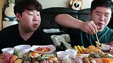 韩国胖子兄弟吃寿司配炸鸡，满满一桌子，真有钱