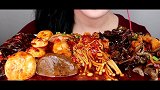 小姐姐吃麻辣蘑菇大餐，看色泽就感觉超级有食欲啊