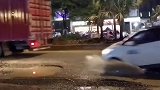 道路上的积水，看不见的坑