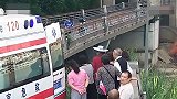 【四川】宜宾一老太意外溺水 大叔飞奔下水追500米救起