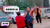 大衣哥儿媳妇成朱楼村新宠，走哪都有人跟着拍，面对镜头不害羞！