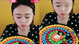 小可爱美女直播吃彩色糖果搭配奶油，看着就过瘾，是我向往的生活