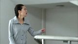 小伙出了车祸，女友马上赶到医院