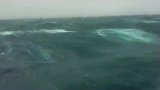 世界上最大的内陆海，水色深暗常年狂风巨浪，看完觉得太可怕了！