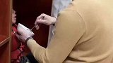 宝宝拒绝爸爸喂饭，网友纷纷出招