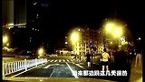 爆新鲜-20170803-广场舞大妈占领马路机动车道跳舞称这边凉快