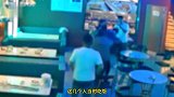 内蒙古3男子吃完烧烤不结账，女店员阻拦遭拳打脚踢倒地不起，监控曝光