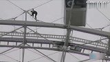 极限-15年-美男子无防护爬上摩天轮 挑战高空行走-新闻
